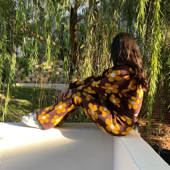 *24 FRIDAY SALE* Living The Life Brown Daisy Print Knit Crop Set - Picture 9 of 9